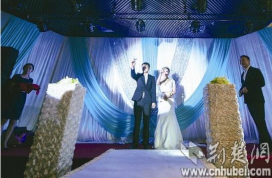 經(jīng)過執(zhí)著追求和3年戀愛，昨日，25歲的武漢小伙張巖終于娶回黑龍江姑娘張巖