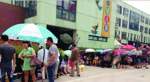 金壇市實(shí)驗(yàn)幼兒園門前，家長在排隊(duì)