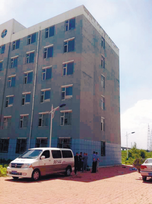 現(xiàn)場被警方封鎖，圈內(nèi)為死者遺體位置