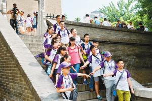 西安小雁塔景區(qū)內(nèi)，學(xué)生們正在古跡前合影留念