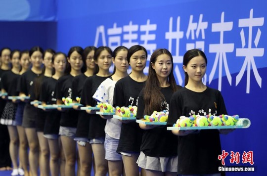 青奧會開幕在即禮儀志愿者忙"頒獎" 青奧會開幕在即禮儀志愿者忙"頒獎"