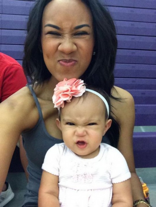 母女神同步親子照走紅 吐舌賣(mài)萌超有愛(ài) 母女神同步親子照走紅 吐舌賣(mài)萌超有愛(ài)