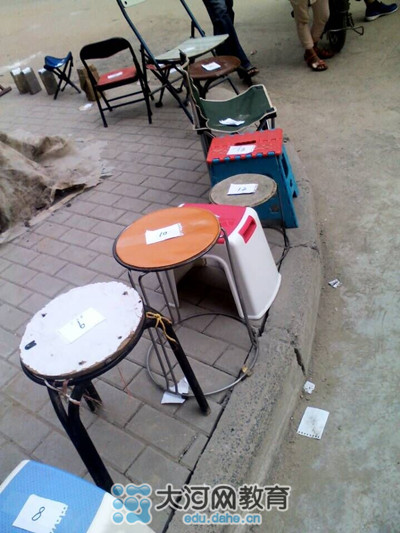 17號中午，鄭州市金水區(qū)實(shí)驗(yàn)小學(xué)就已經(jīng)開始出現(xiàn)排隊(duì)等待報名的長龍了！