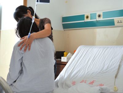 由于前天進行了面部修復(fù)手術(shù)，俞燕身體不適，父母24小時陪在她的身邊