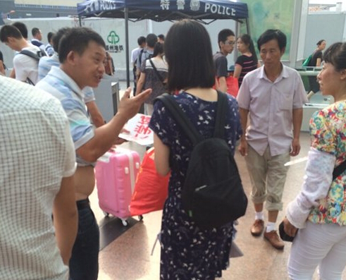 女大學(xué)生一出站，黑車的拉客仔就圍上招攬