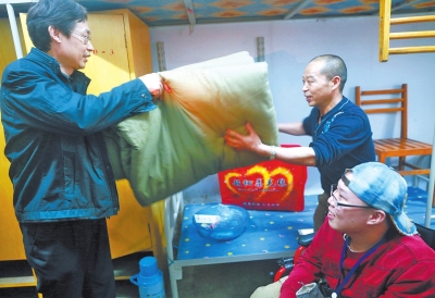 班主任韓運(yùn)俠(左)為劉同宇送來了學(xué)校特意準(zhǔn)備的生活用品 班主任韓運(yùn)俠(左)為劉同宇送來了學(xué)校特意準(zhǔn)備的生活用品