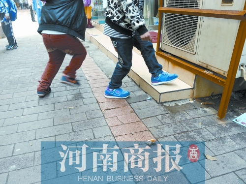 路邊，兩個(gè)小學(xué)生正在扔“臭屁炸彈