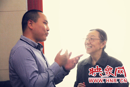 映象教育總監(jiān)班朝陽(yáng)與周恩來(lái)侄女周秉宜、中央警衛(wèi)局原副局長(zhǎng)、少將高振普親切交談