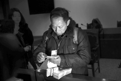 　昨日，從四川老家趕來的藍(lán)田忠，從房山法院執(zhí)行法官手里領(lǐng)到了自己的賠償款。他和15名工友在房山一煤礦