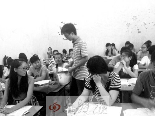 補(bǔ)習(xí)課上，馮昊怡不像老師，更像是學(xué)生們的同學(xué)。