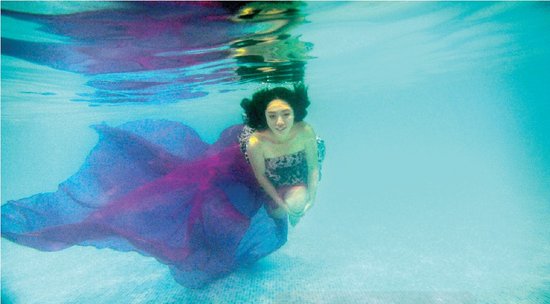 從水下拍的攝影作品充滿夢(mèng)幻效果，王笑笑如同藍(lán)色大海中的“美人魚”
