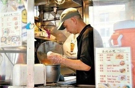 紐約哥大門口，顧客排長隊(duì)買他的肉夾饃