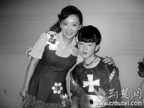 楊光參加央視節(jié)目表演時(shí)，同主持人月亮姐姐合影