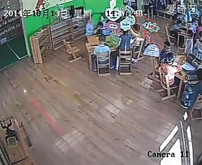 幼兒園監(jiān)控畫面顯示，小健曾被推搡、拉扯（紅箭頭處）