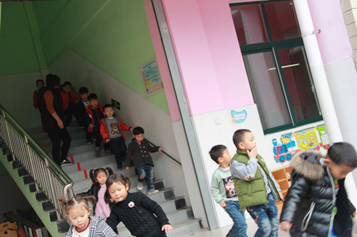 孩子們緊張有序的下樓 孩子們緊張有序的下樓