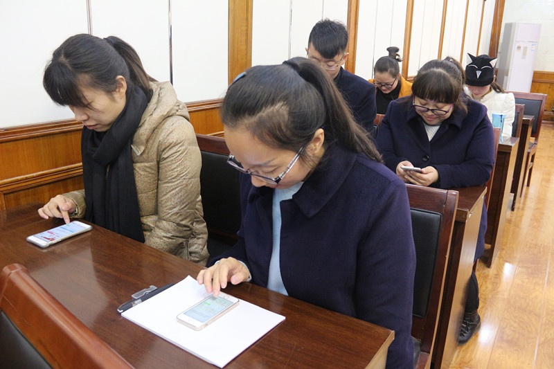 黨員教師進(jìn)行現(xiàn)場答題