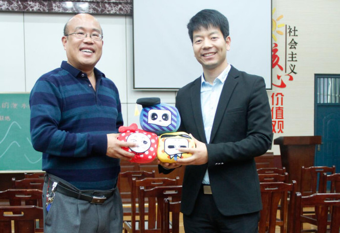 為洛陽市澗西區(qū)實驗小學校長馬國順贈送一校一品吉祥物