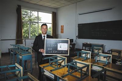 　張俊成，41歲，曾是北京大學(xué)的一名保安。1995年，通過成人高考，考上了北京大學(xué)法律系(?？?，被媒體稱為“北大保安高考第一人”，現(xiàn)為長治市一所中等職校的校長
