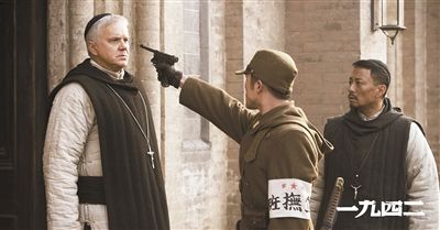 梅甘（左）、安西滿（右）與日本兵對峙的一幕。