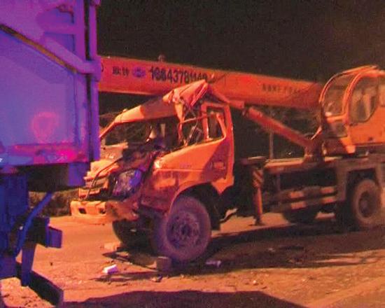 沒有駕照，還開了輛無牌吊車 能有啥結(jié)果？