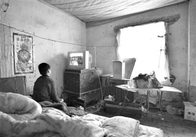 11月21日，武文英小兒子中午放學(xué)回家坐在床上看電視，母親進(jìn)看守所之后，小兒子變得沉默寡言。