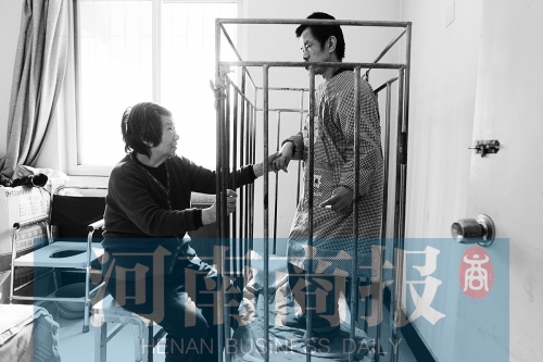 一天24小時(shí)，彭偉慶都只在鐵籠里活動(dòng) 張郁/攝