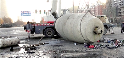 　　水泥罐車被撞得車、罐分離