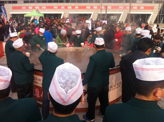 千名網(wǎng)友秀大鍋一頓吃掉兩頭牛 千名網(wǎng)友秀大鍋一頓吃掉兩頭牛