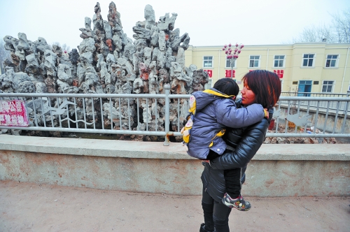 經(jīng)歷了之前的兇險(xiǎn)，窩在媽媽?xiě)阎械牧亮量吹剿?，仍感到有些害怕? width=