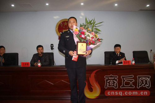 高兵雷是睢陽區(qū)檢察院一位檢察干警，在去鄭州捐獻造血干細胞時，他所在的單位為他組織了熱烈的歡送儀式