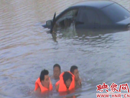 韓明、賈建峰，馮先忠三位市民奮力營救落水者