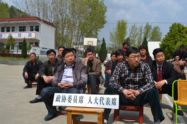 正在旁聽(tīng)的人大代表和政協(xié)委員 正在旁聽(tīng)的人大代表和政協(xié)委員