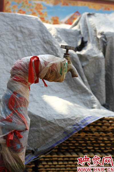 一名居民對記者說，“你擰擰水管看，俺不騙你，沒水吧？”