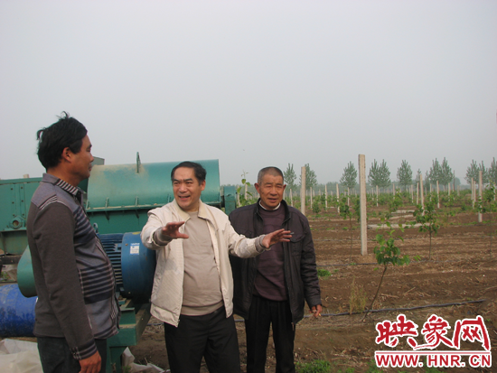 徐書祥向漯河美錦現(xiàn)代農(nóng)業(yè)副總經(jīng)理王德禮(左)和負責園區(qū)的村黨支部委員劉現(xiàn)庭(右)了解情況
