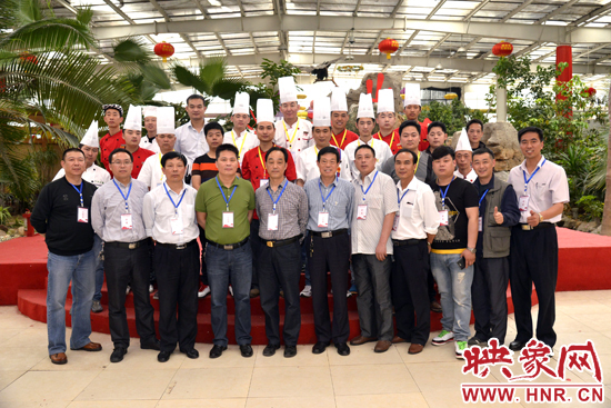 選手、工作人員和評委親密合影