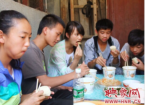 云南受資助學(xué)生農(nóng)家就餐 云南受資助學(xué)生農(nóng)家就餐