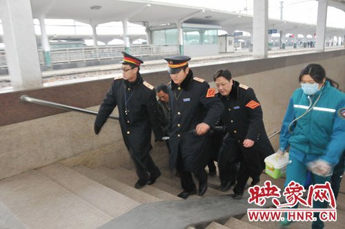 列車(chē)運(yùn)行間旅客突發(fā)疾病 商丘火車(chē)站10分鐘急救