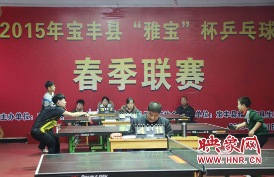 2月22日，河南省寶豐縣兩名乒乓球參賽選手在比賽中激烈角逐。