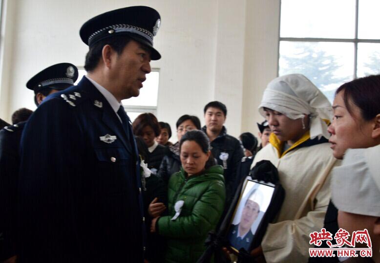 河南省公安廳副廳長劉衛(wèi)華向姚世民家屬進(jìn)行慰問