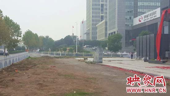 原有的綠地如今不見(jiàn)了蹤影 原有的綠地如今不見(jiàn)了蹤影