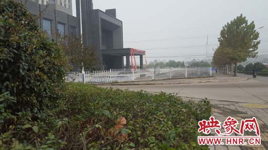 和附近的綠化地帶相比起來(lái)顯得很不協(xié)調(diào) 和附近的綠化地帶相比起來(lái)顯得很不協(xié)調(diào)