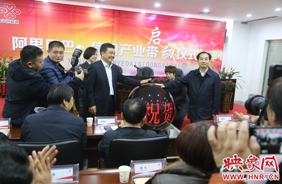 信陽市人民政府副市長(zhǎng)張明春和河南聯(lián)通公司副總經(jīng)理馮仕軍共同啟動(dòng)水晶球 吳彥飛 攝 信陽市人民政府副市長(zhǎng)張明春和河南聯(lián)通公司副總經(jīng)理馮仕軍共同啟動(dòng)水晶球 吳彥飛 攝