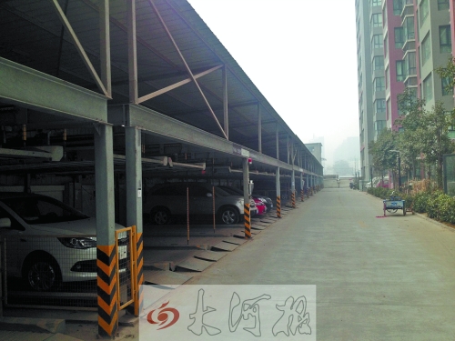 中原區(qū)新禧園小區(qū)，靠著圍墻的空地，建成兩層立體車庫。