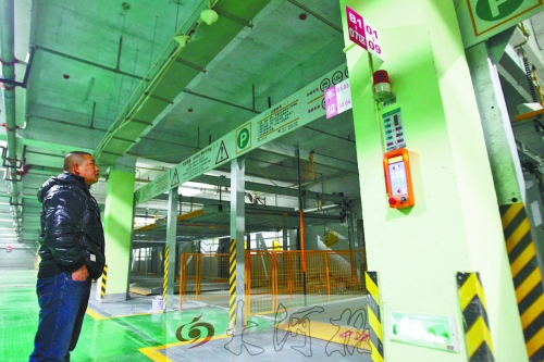 翰林世家小區(qū)的地下車庫，一層改造成兩層，可多停放50輛車。