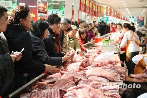 資料圖。1月份CPI等經(jīng)濟(jì)數(shù)據(jù)將于今天發(fā)布。多家機(jī)構(gòu)預(yù)計(jì)，受春節(jié)“錯(cuò)位”因素及豬肉價(jià)格回落影響，1月CPI同比漲幅在1.8%左右。從各機(jī)構(gòu)發(fā)布的報(bào)告來看，從2月開始，CPI或?qū)⑦M(jìn)入新一輪上行周期。