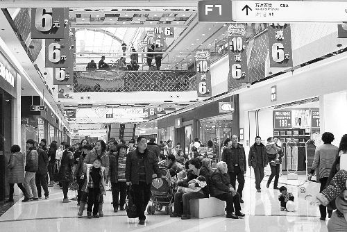  近年來(lái)，在商場(chǎng)“過(guò)年”成了很多市民的選擇。