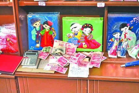 2012年6月21日，在朝鮮羅先特別市的一家商店里，柜臺上散落著一些人民幣。在朝鮮，人民幣比本國的貨幣更受歡迎。 CFP供圖