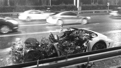 蘭博基尼自燃后報廢?！∥⒉┚W(wǎng)友 SCC寬寬 攝