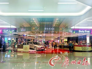 　迪拜機(jī)場(chǎng)的免稅店是不少人的血拼地。