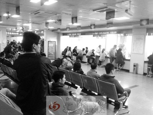 鄭州住房公積金管理中心辦事大廳，坐滿辦理業(yè)務(wù)的市民。